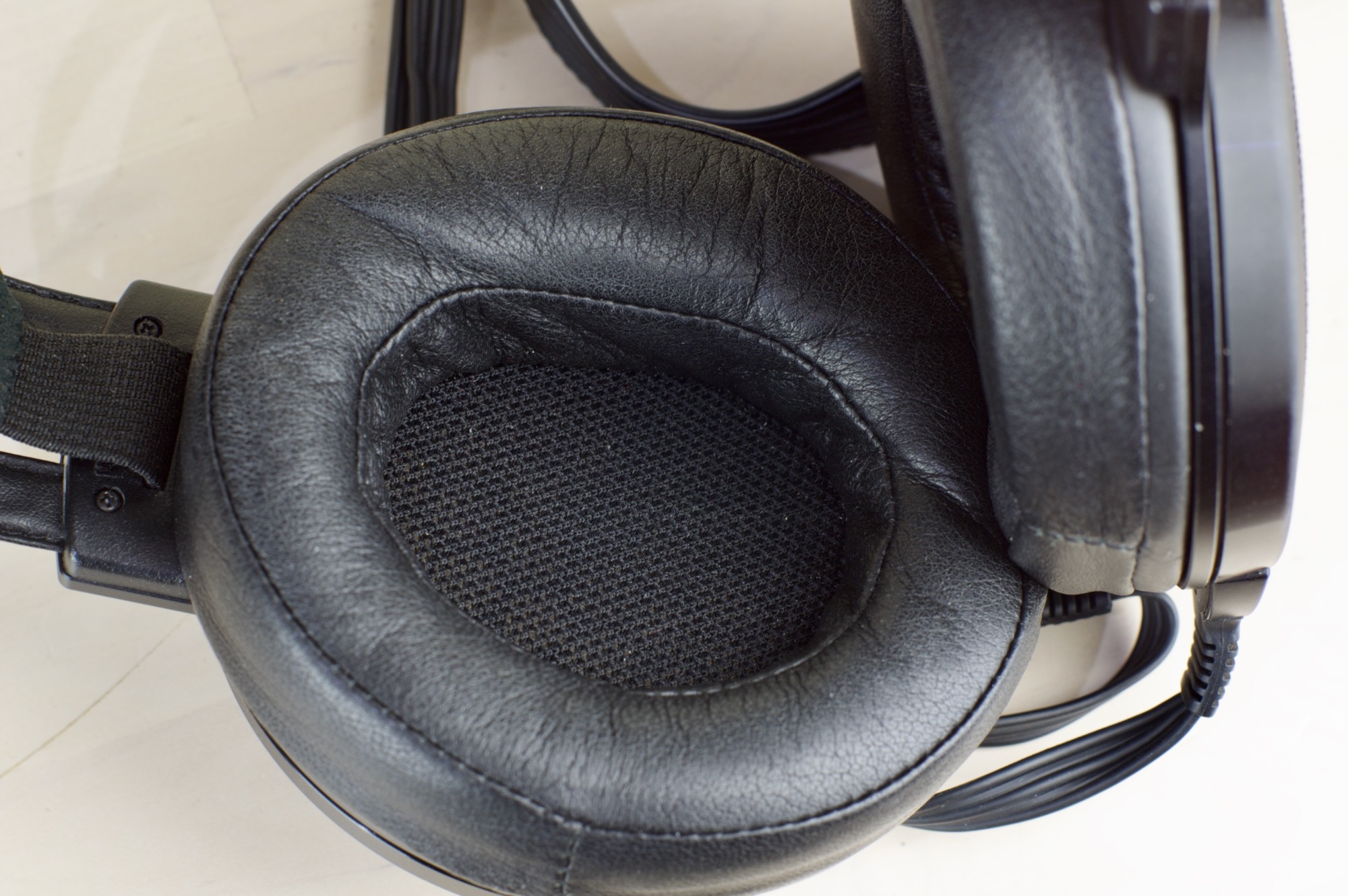 STAX Omega 007 headphone package - Image 8