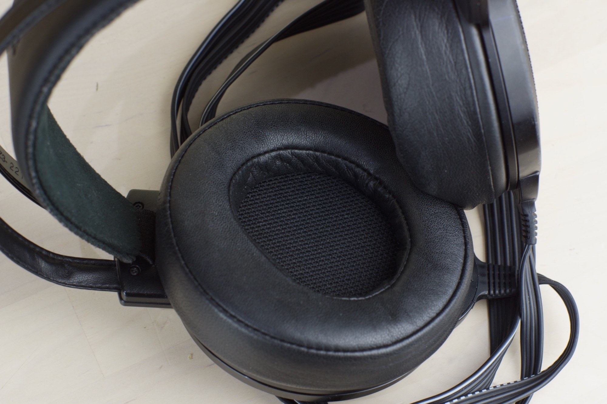 STAX Omega 007 headphone package - Image 9